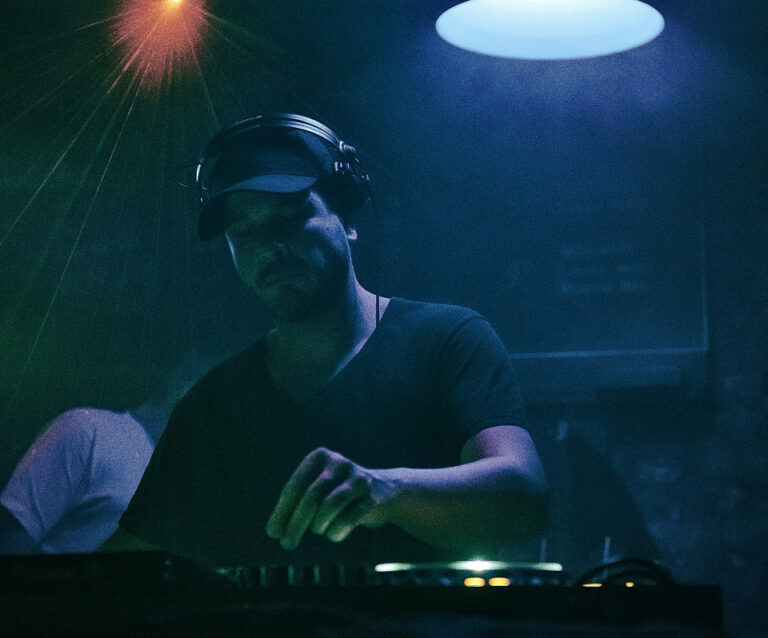 Alex Nevil, direction adjointe et DJ